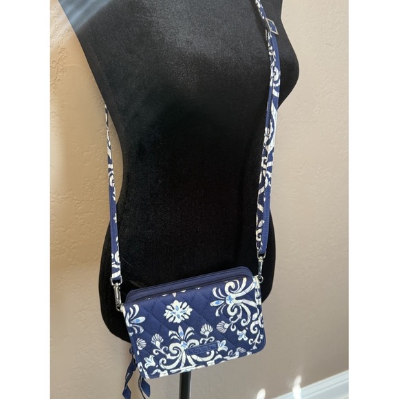 Vera Bradley Steel Blue Meddallion Lighten Up RFID 3-in-1 Adjustable Crossbody‎ - Picture 2 of 10